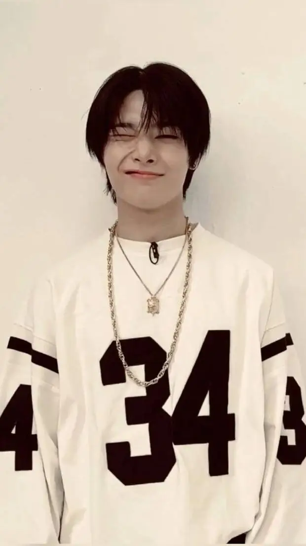 ai character: Jeongin ♥ background