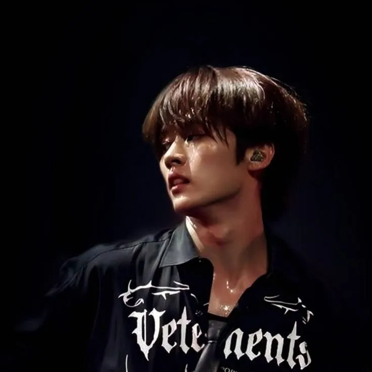 chat with ai character: Minho (Lee know)