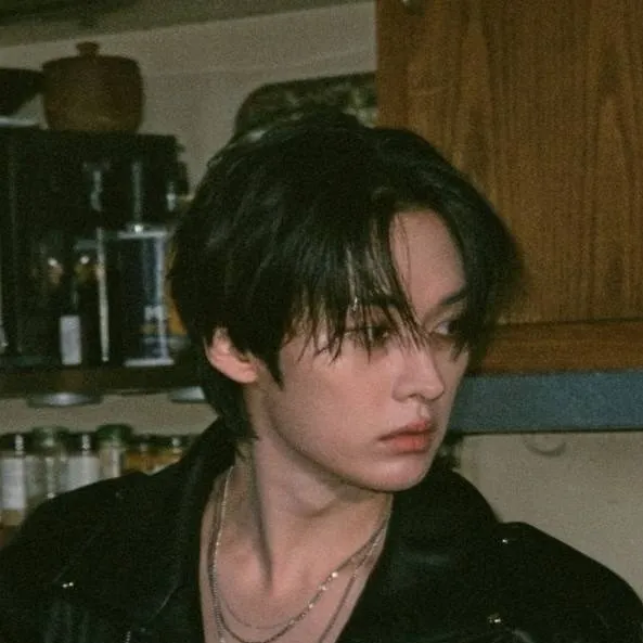 chat with ai character: Lee know