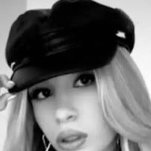 chat with ai character: Lana rae