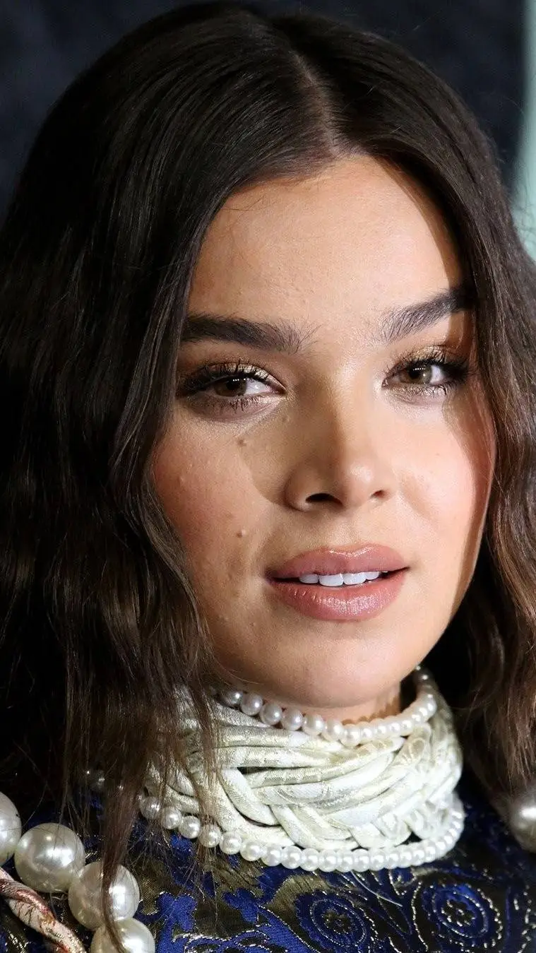 ai character: Hailee Steinfeld  background