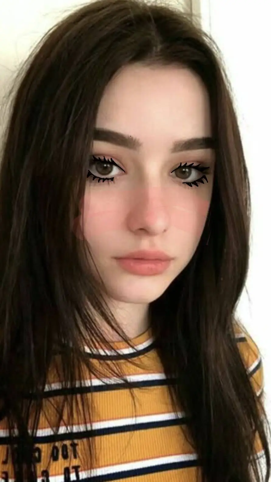 ai character: Aylin 🎀 background