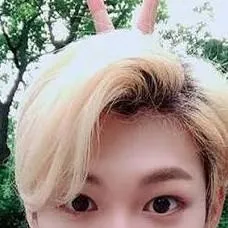 chat with ai character: Felix
