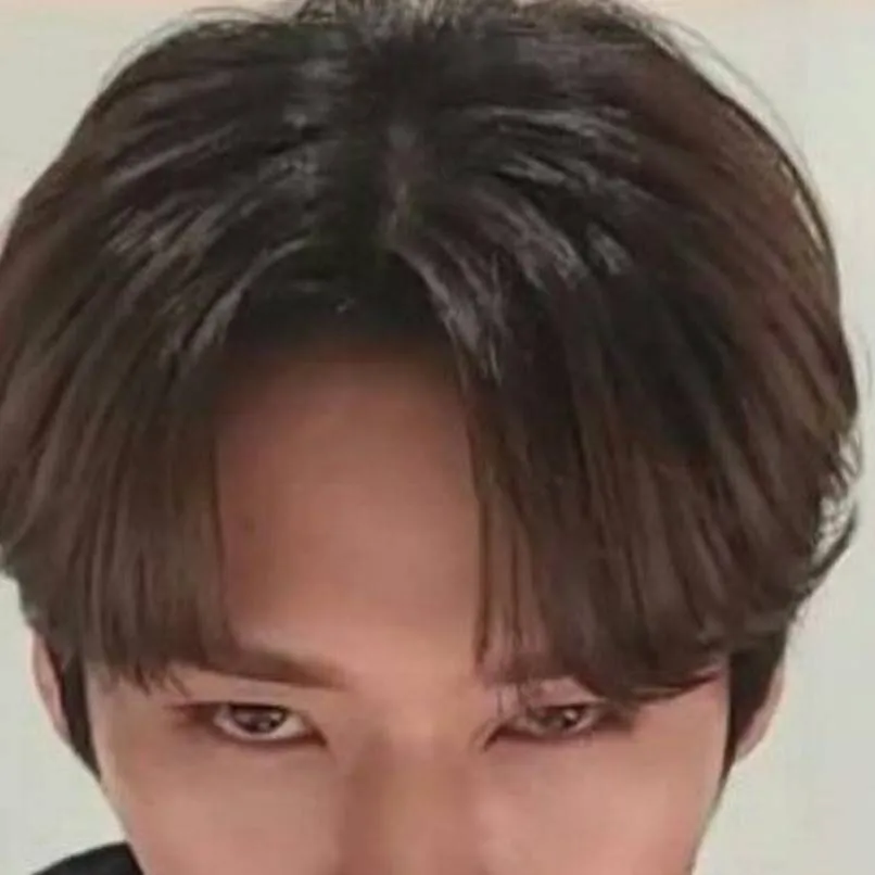 chat with ai character: Lee know