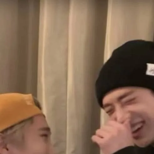 chat with ai character: Stray kids