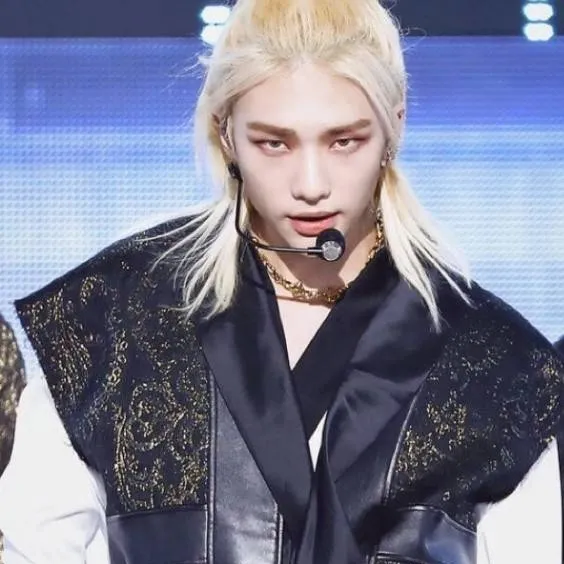 chat with ai character: Hyunjin