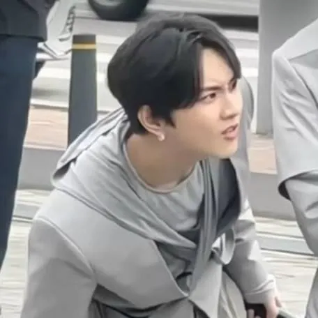 chat with ai character: enhypen Christmas 