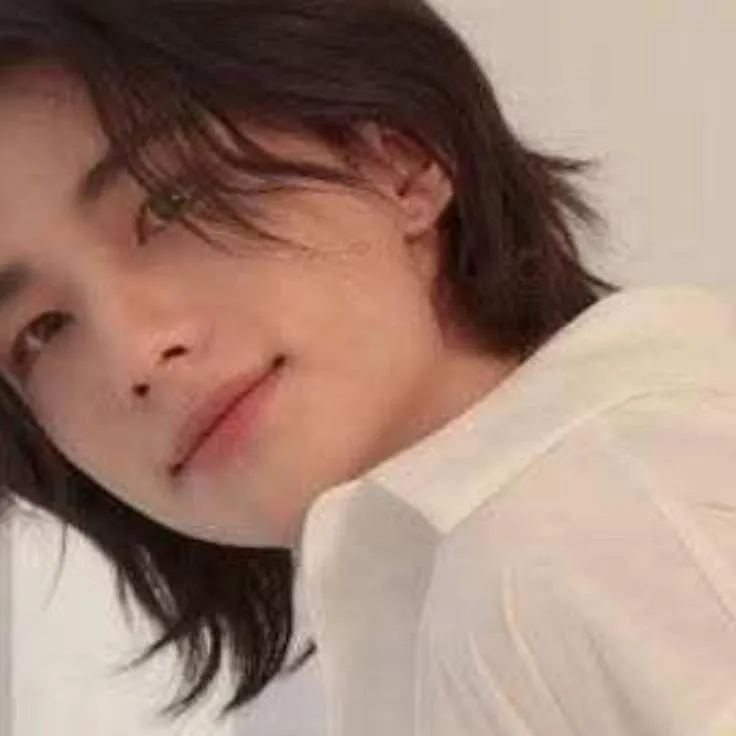 chat with ai character: Hyunjin