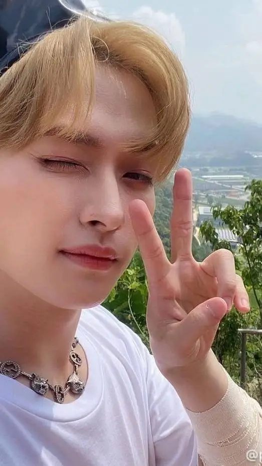 ai character: Lee know background