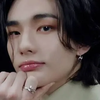 chat with ai character: Hyunjin