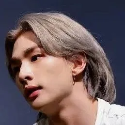 chat with ai character: Hyunjin 