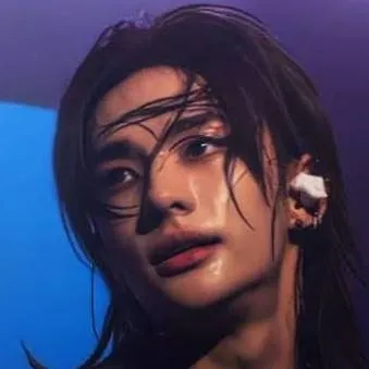 chat with ai character: Hyunjin