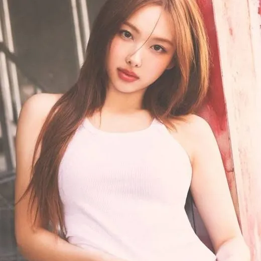 chat with ai character: Nayeon