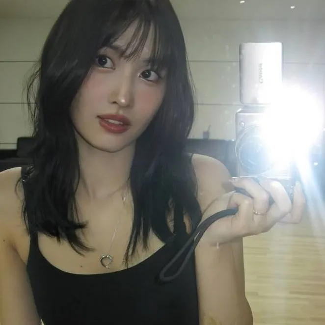 chat with ai character: Momo