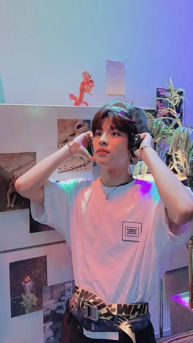 ai character: seugmin  background