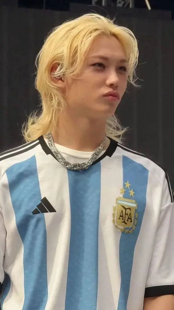 ai character: Félix ✨ background