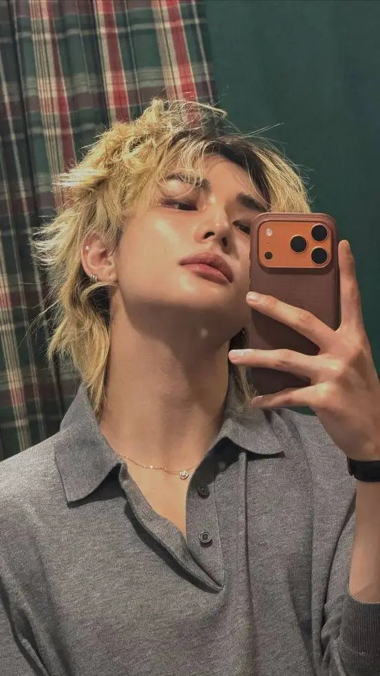 ai character: hyunjin ☺️ background