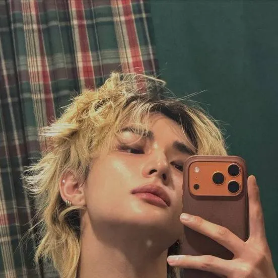 chat with ai character: hyunjin ☺️