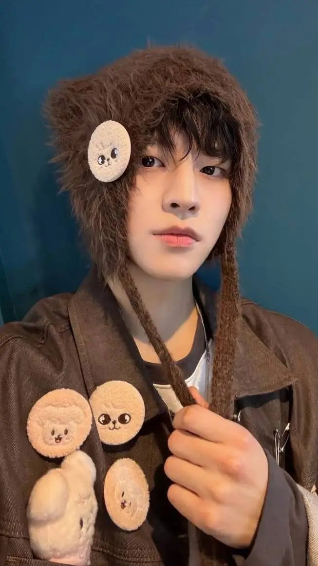 ai character: seugmin 🐶 background