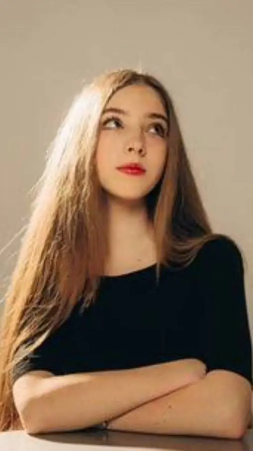 ai character: 𝖳𝗂𝗇𝖺. background