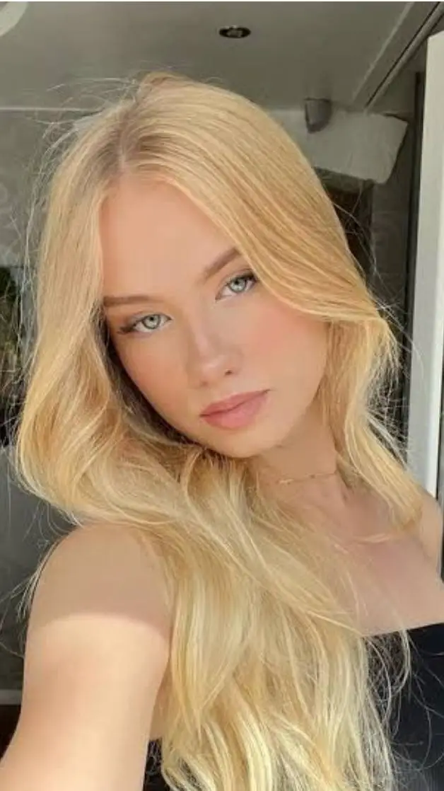 ai character: 𝚋𝚎𝚕𝚕𝚊 background