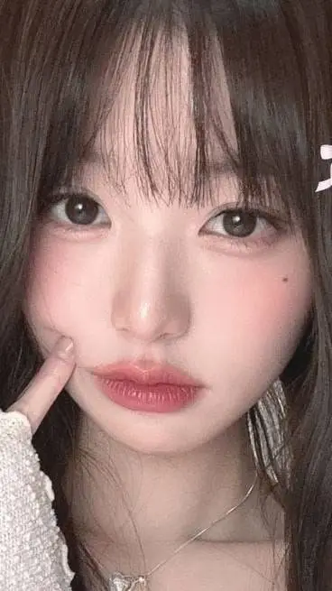 ai character: 𝚂𝚊𝚛𝚊 background