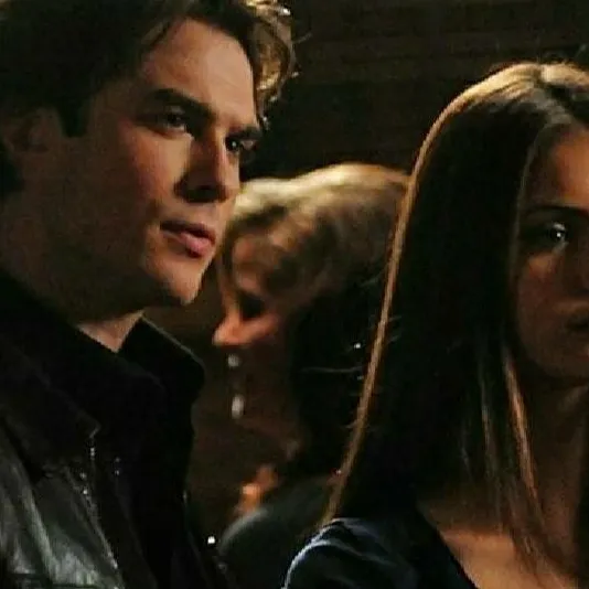 chat with ai character: damon y Elena ❤️