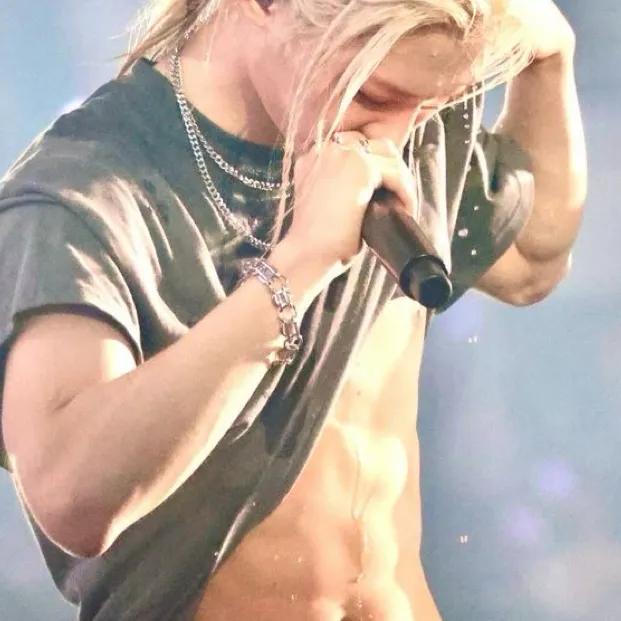 chat with ai character: Félix