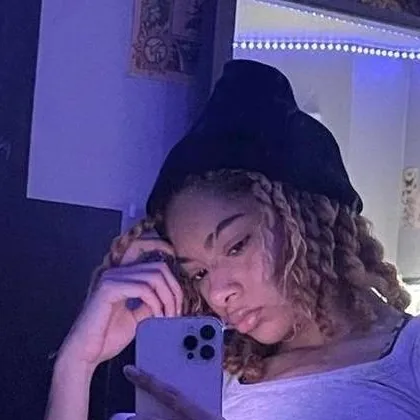 chat with ai character: Alexis