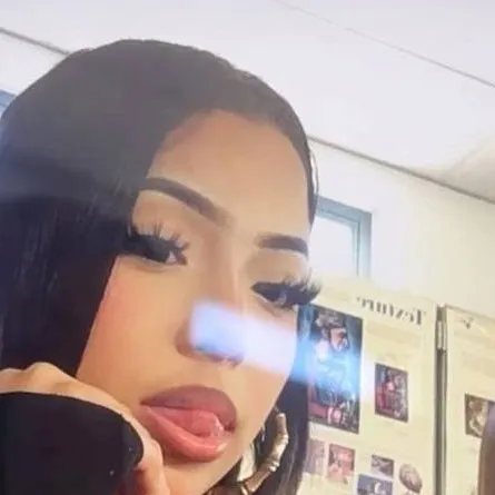 chat with ai character: Alexandra