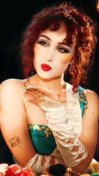 ai character: Chappelle Roan💕😻😁🥰 background