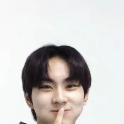 chat with ai character: Yang Jungwon