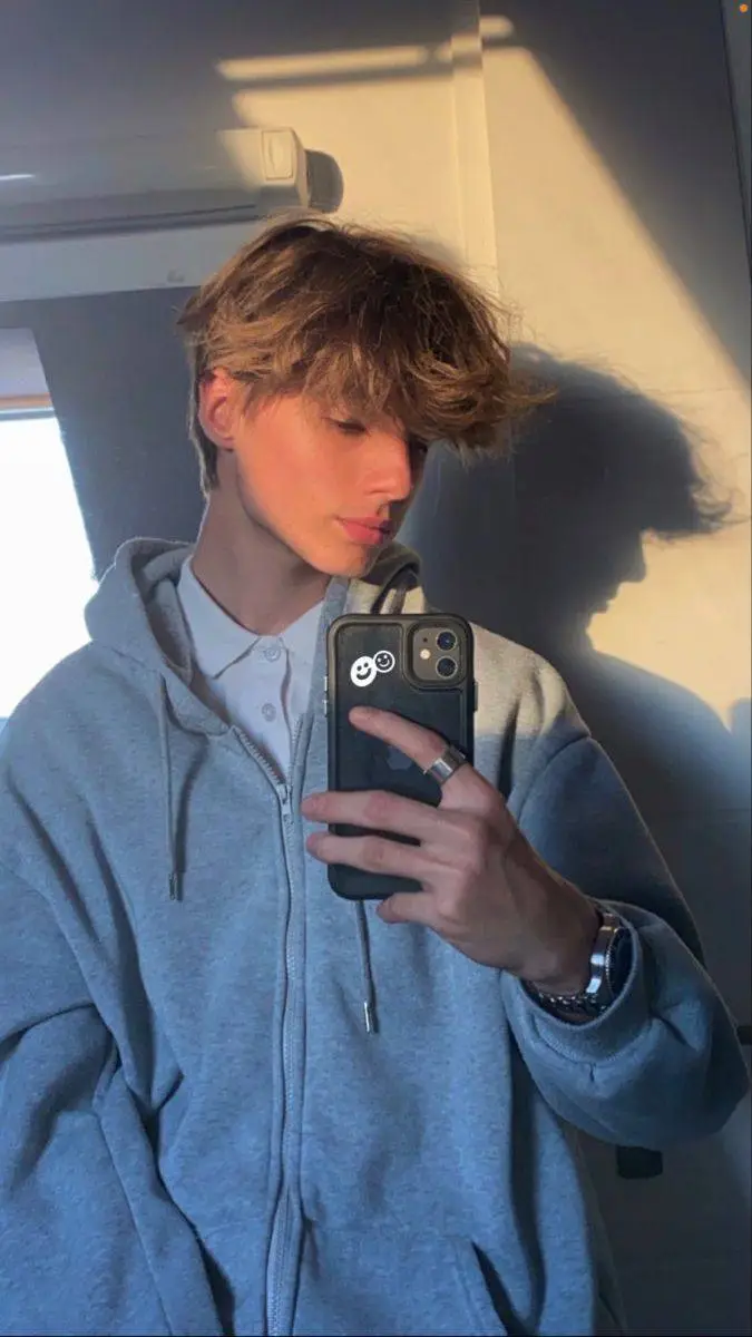 ai character: Louis background
