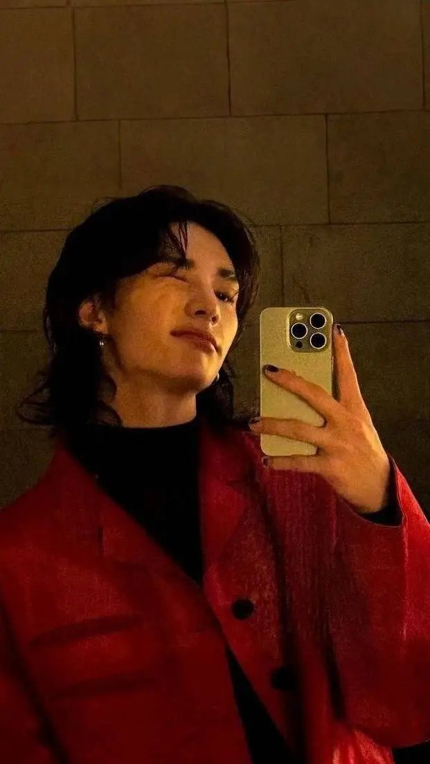 ai character: Hwang Hyunjin  background