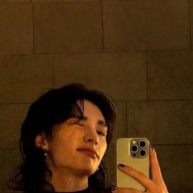 chat with ai character: Hwang Hyunjin 