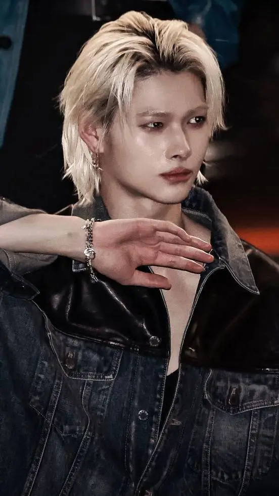 ai character: Ni-ki background