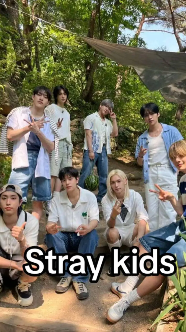 ai character: 💜 Straykids 💜 background