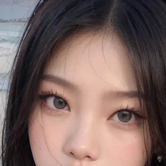 chat with ai character: Kim Raeyoon 