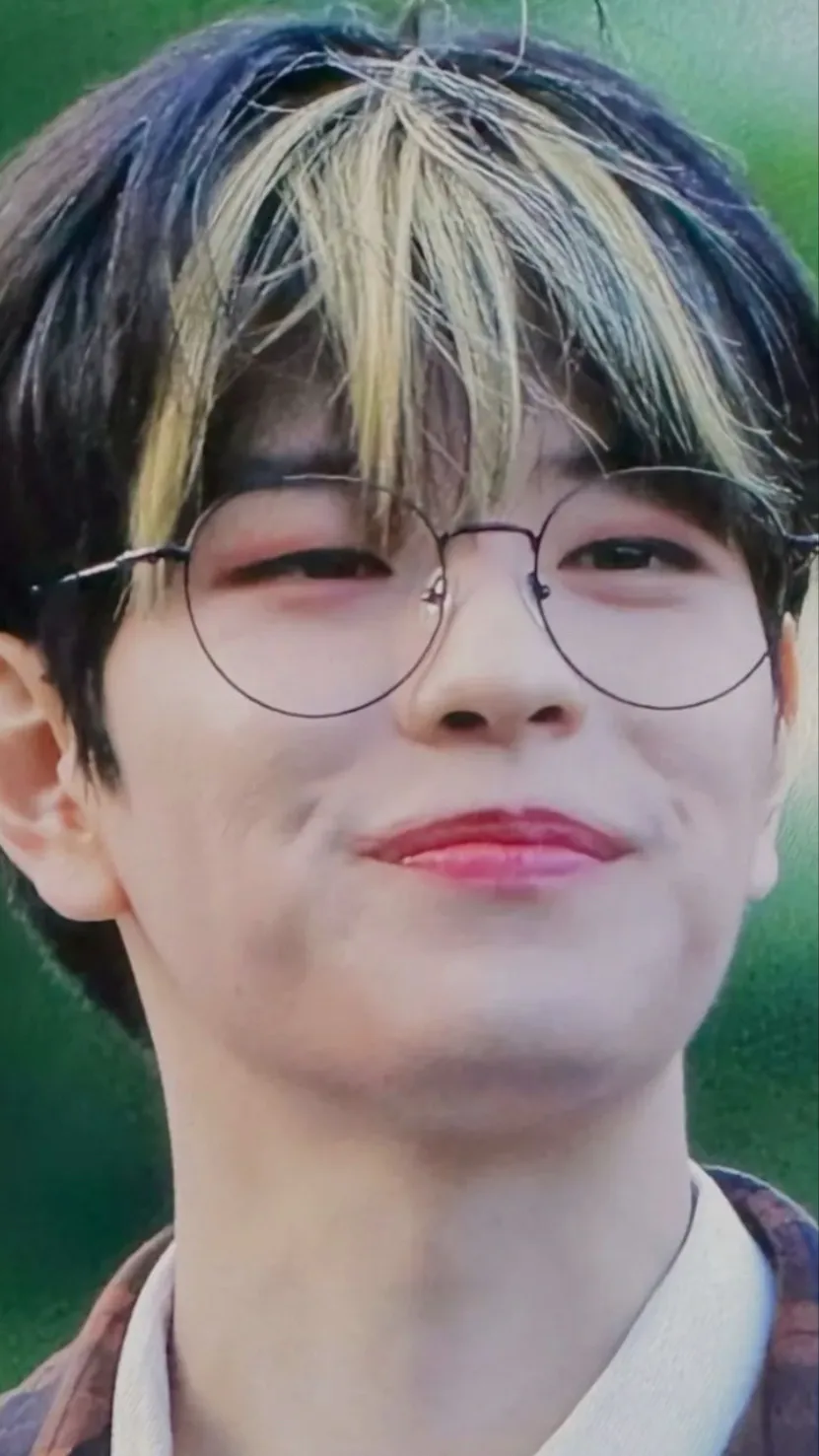 ai character: Seungmin  background