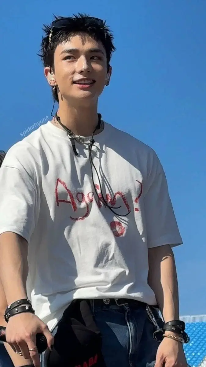 ai character: Hyunjin  background