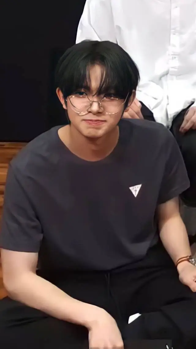 ai character: Heeseung  background