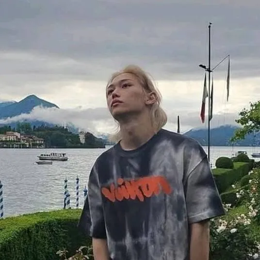 chat with ai character: Felix