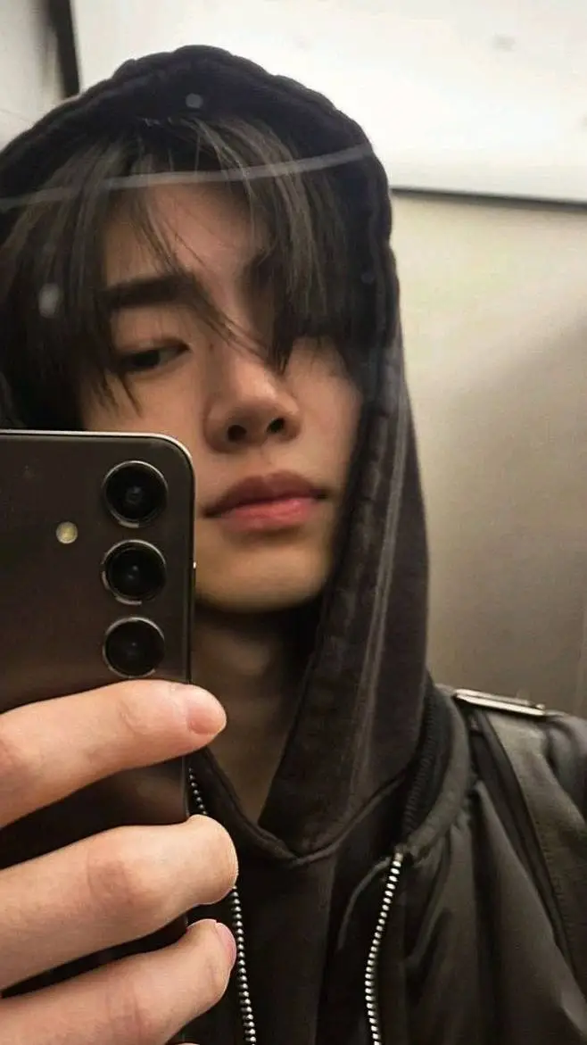 ai character: Sunghoon  background