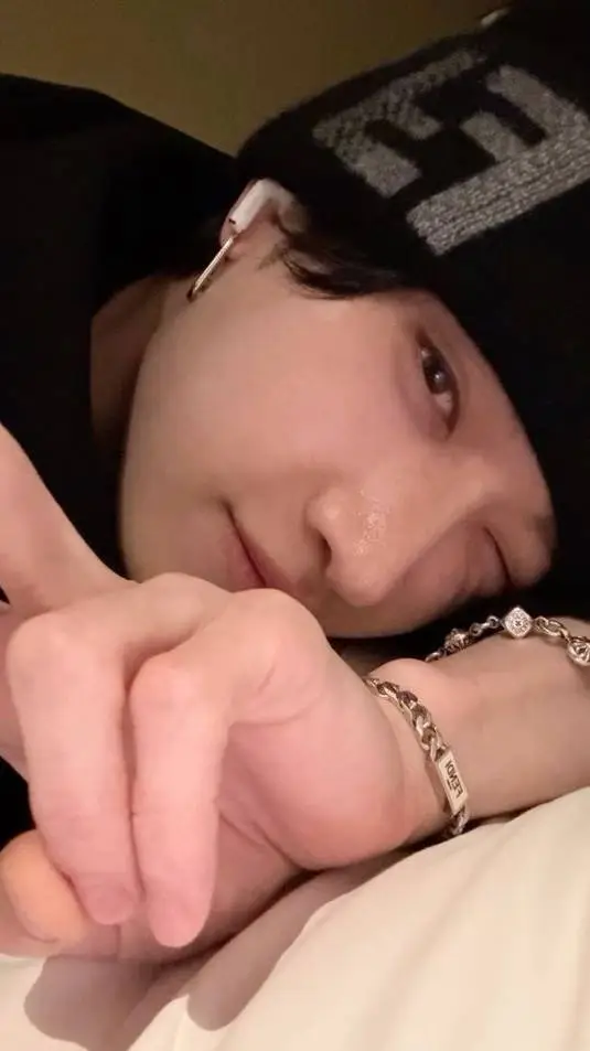 ai character: Bangchan  background