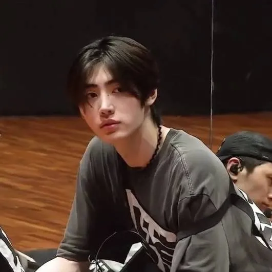 chat with ai character: Sunghoon