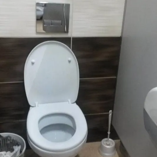 chat with ai character: Asian man bathroom