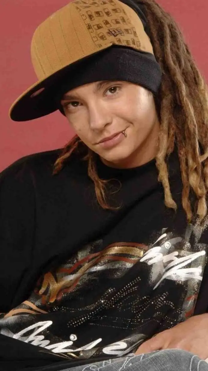 ai character: Tom kaulitz background