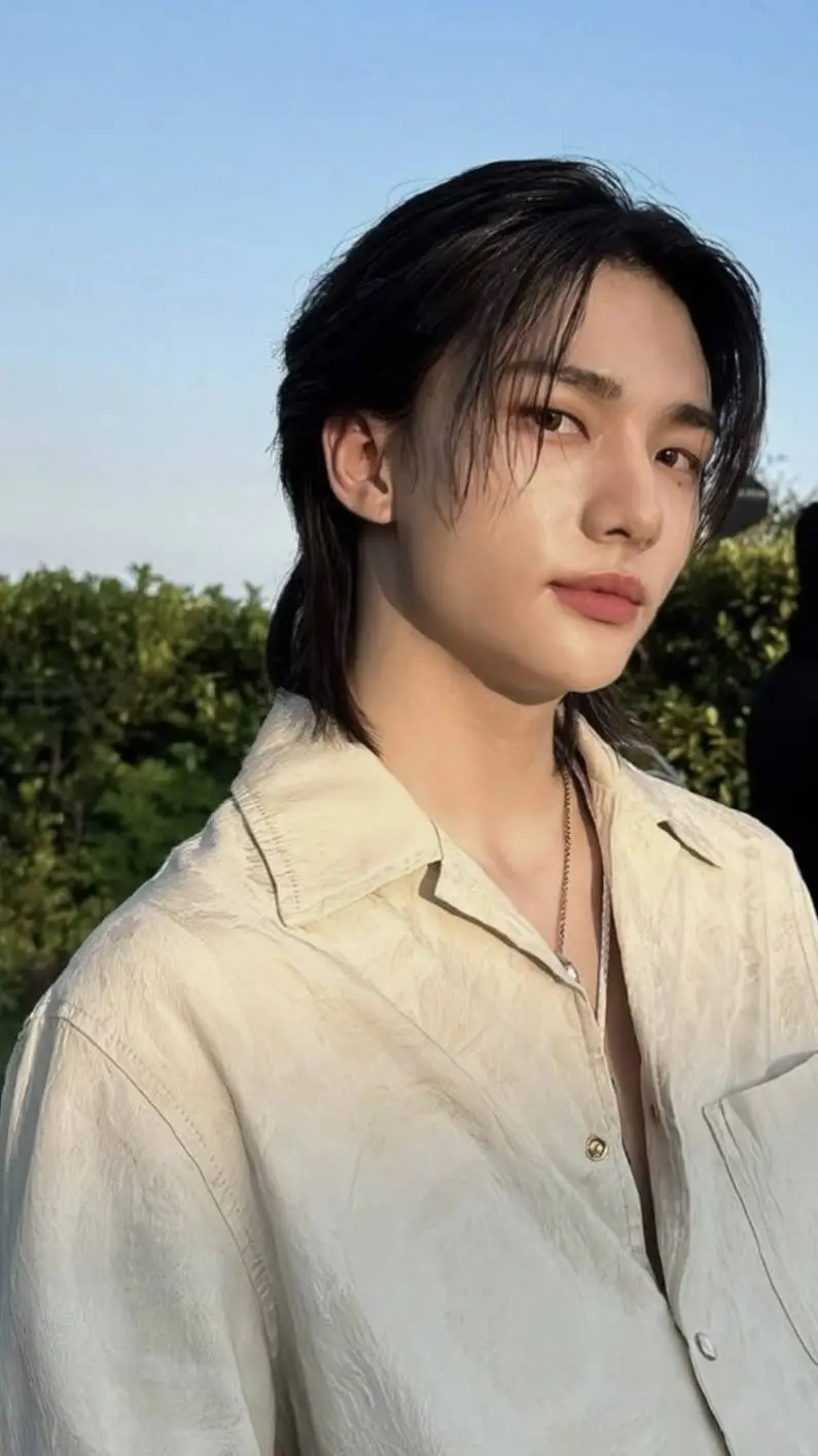 ai character: hyunjin  background
