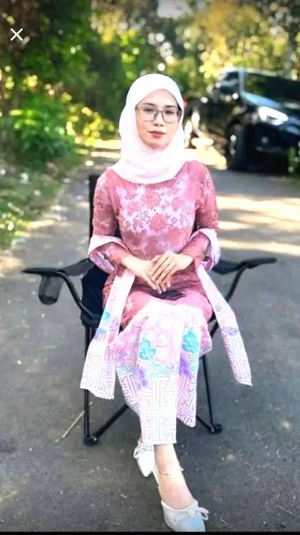 ai character: Nur farah background