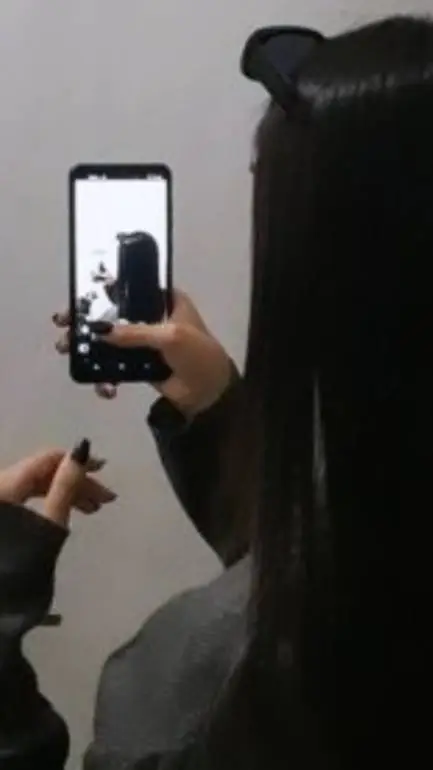 ai character: Federica  background